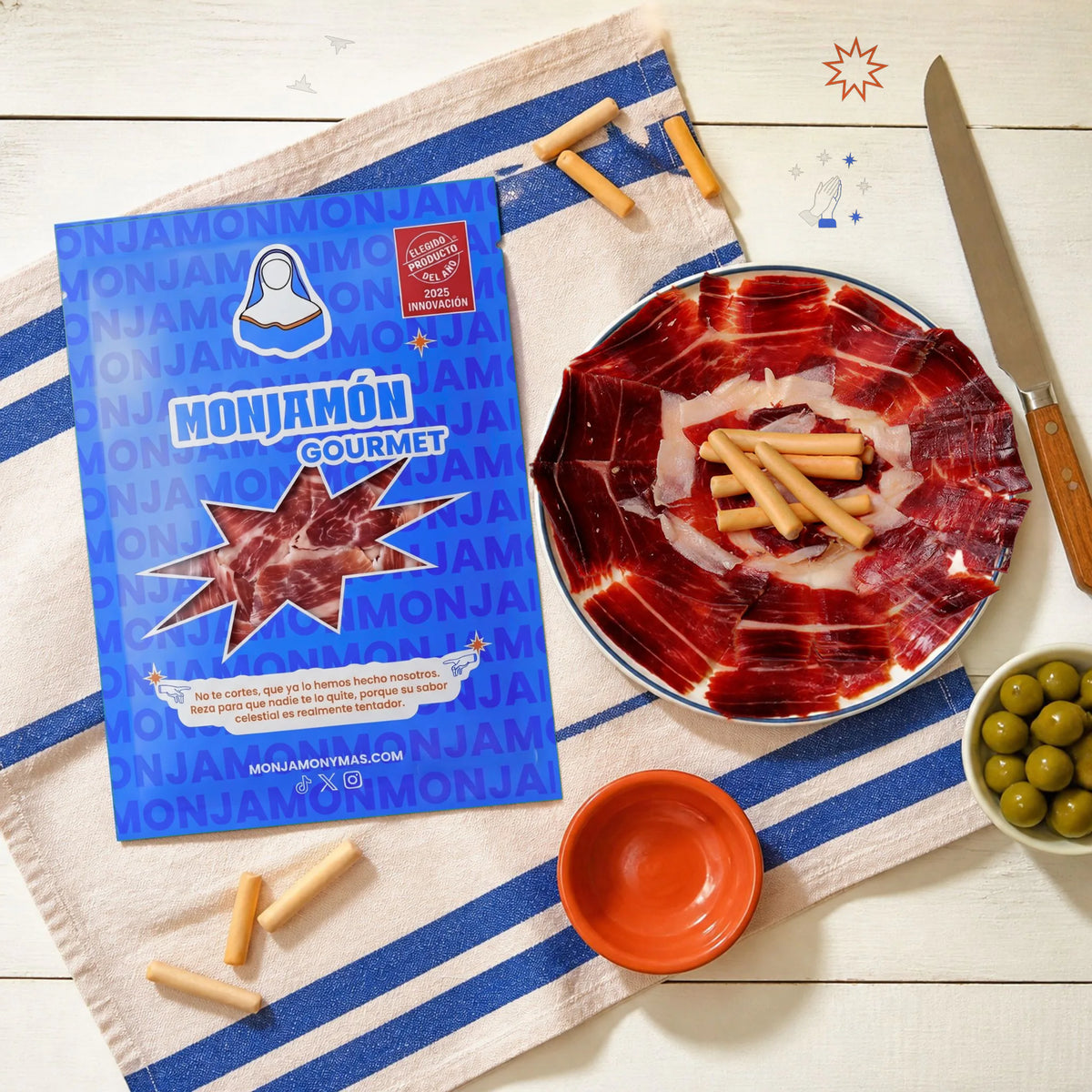 Medio Jamón de Bellota 100% Ibérico +42 Meses Loncheado a Cuchillo · 15 Sobres 80 g + Puntas – vista desde arriba: el sobre junto a un plato lleno de jamón cortado a cuchillo