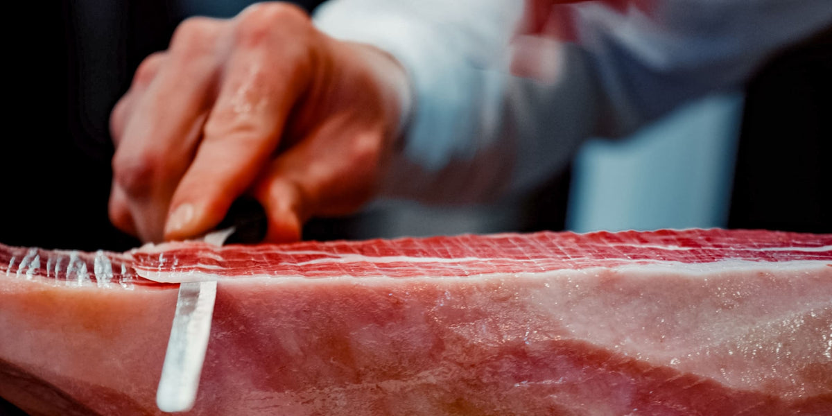 Jamón ibérico de bellota cortándose a cuchillo