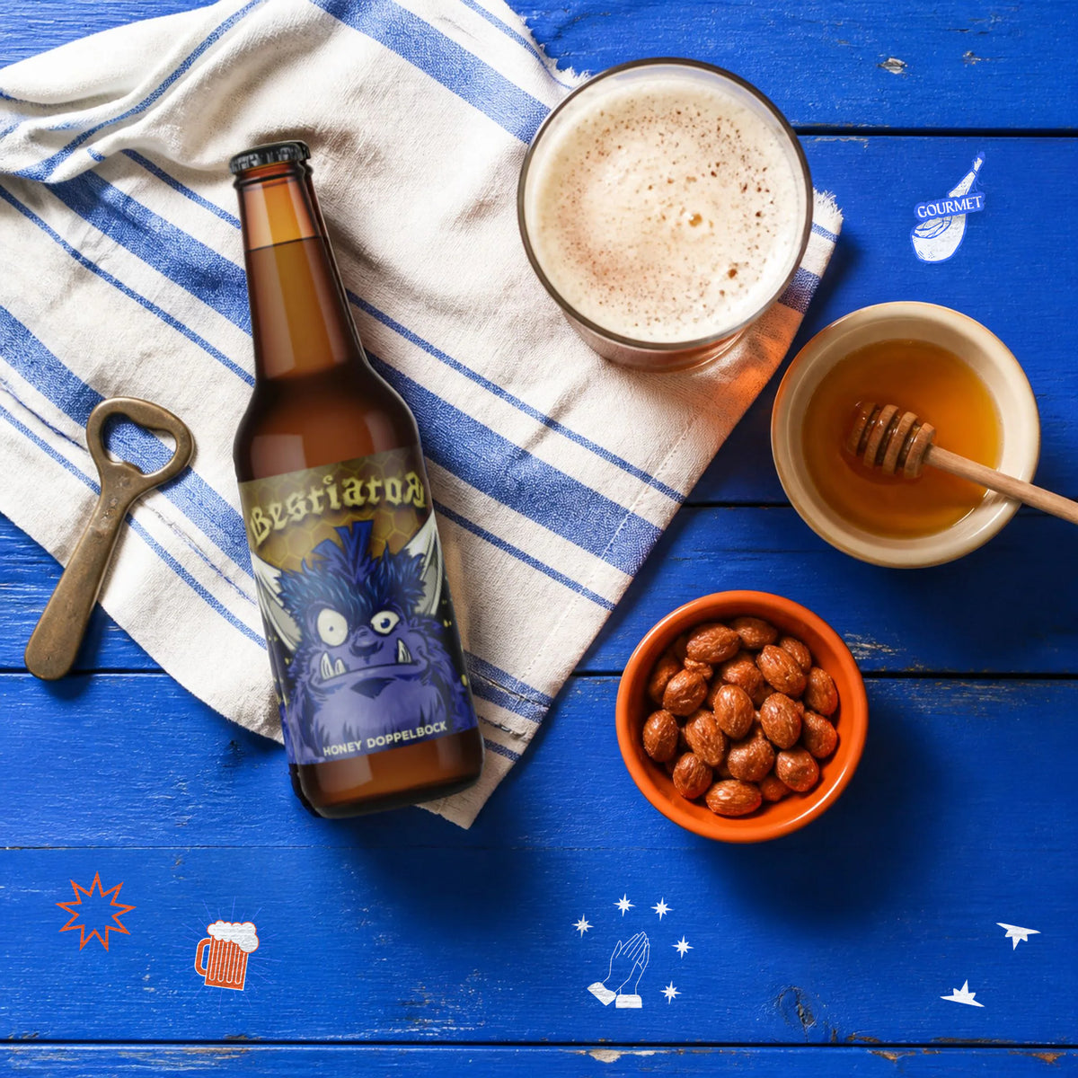 Bestiator - Cerveza Charra con MIEL – vista desde arriba: un vaso de cerveza con miel servido con una tapa de queso, y la botella al lado