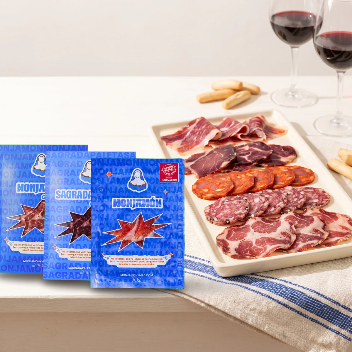 Cata Los 5 Elegidos – una cata de jamón, paleta y embutidos en una bandeja, con los sobres al lado