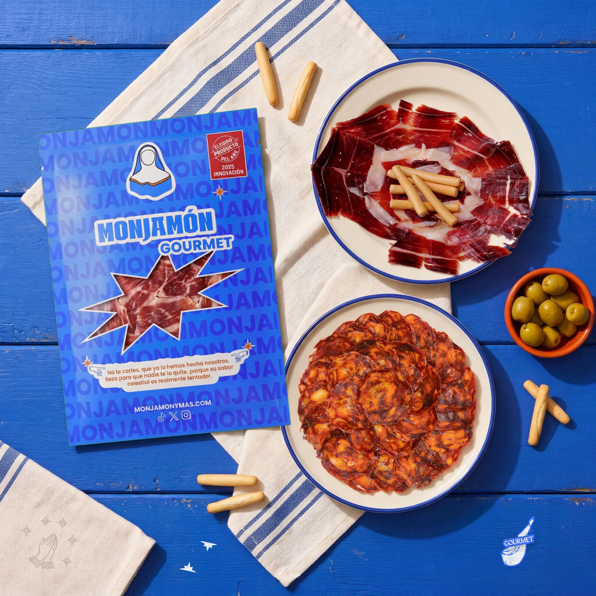 Cata Los 5 Elegidos – vista desde arriba: un sobre de jamón junto a un plato de jamón y otro de chorizo loncheado