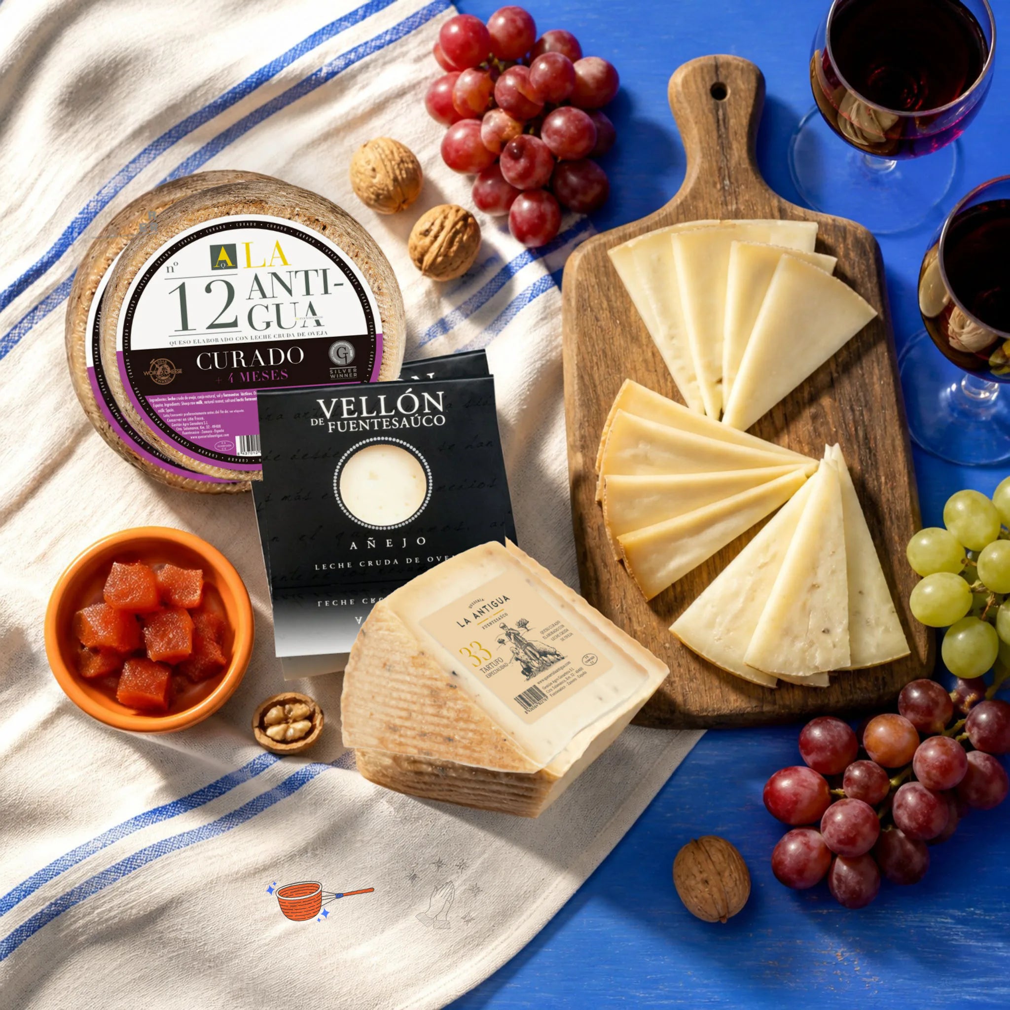 Packs de quesos de oveja – vista desde arriba: los tres quesos junto a un plato de quesos recién cortados