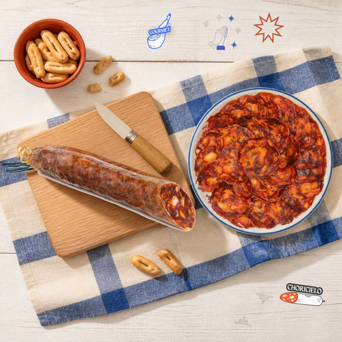 Choricielo · Chorizo 100% ibérico de bellota · Media pieza 450-500 g – vista desde arriba: la media pieza de Choricielo en su tablita junto a un plato de chorizo recién cortado