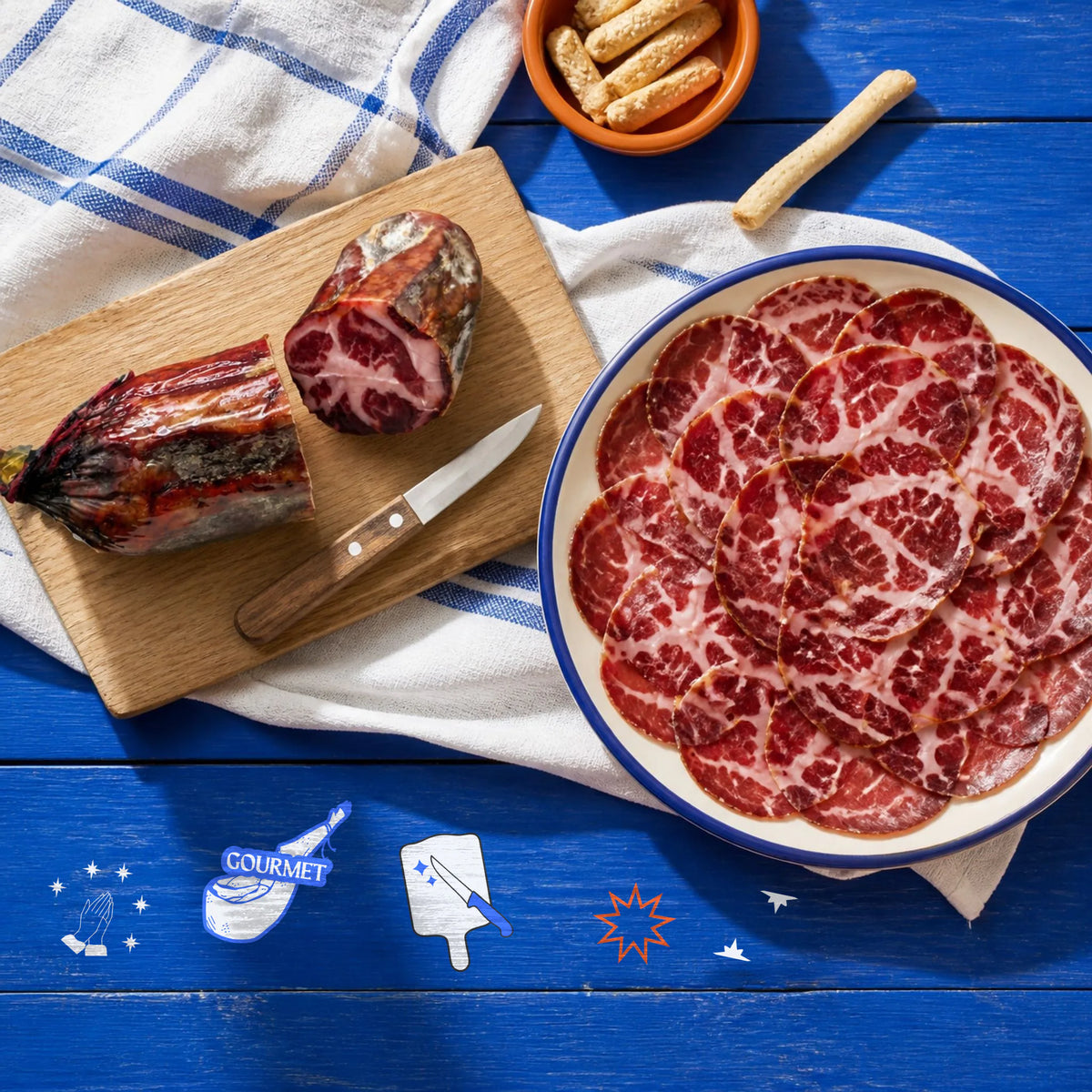 Divina Coppa de Bellota 100% Ibérica · Pieza 500-550 g – vista desde arriba: la Divina Coppa en su tablita junto a un plato de coppa recién cortada