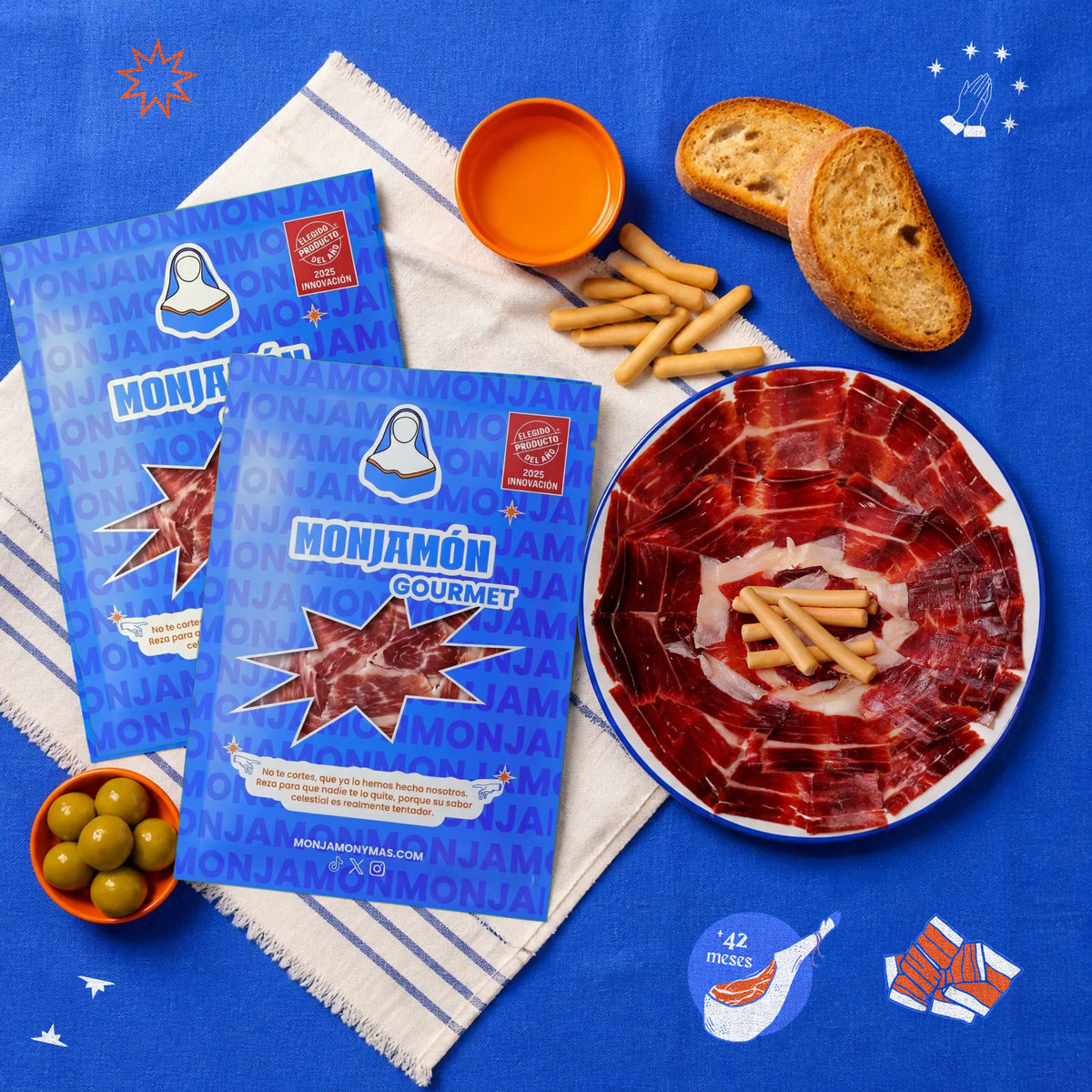 Jamón de Bellota 100% Ibérico +42 Meses Loncheado a Cuchillo · 30 Sobres 80 g + 2 Puntas – vista desde arriba: dos sobres junto a un plato lleno de jamón cortado a cuchillo