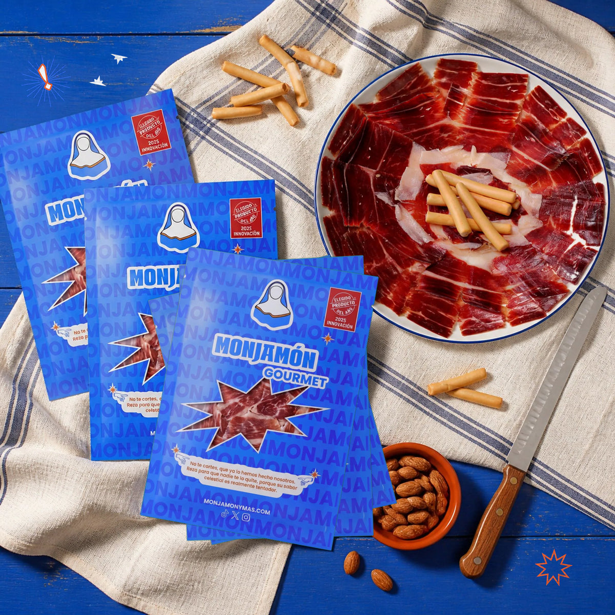 Jamón XL de Bellota 100% Ibérico +42 Meses Loncheado a Cuchillo · 40 Sobres 80 g + 2 Puntas – vista desde arriba: tres sobres junto a un plato lleno de jamón cortado a cuchillo