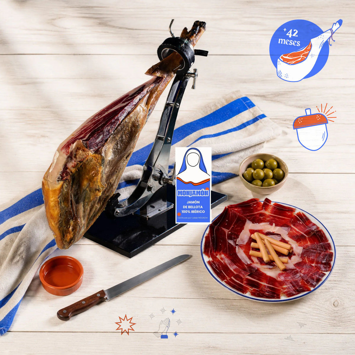 Jamón de Bellota 100% Ibérico +42 Meses · Certificado BRIDA NEGRA · Pieza pequeña 6,5-7kg – vista desde arriba: el jamón en su jamonero junto a un plato de jamón cortado a cuchillo