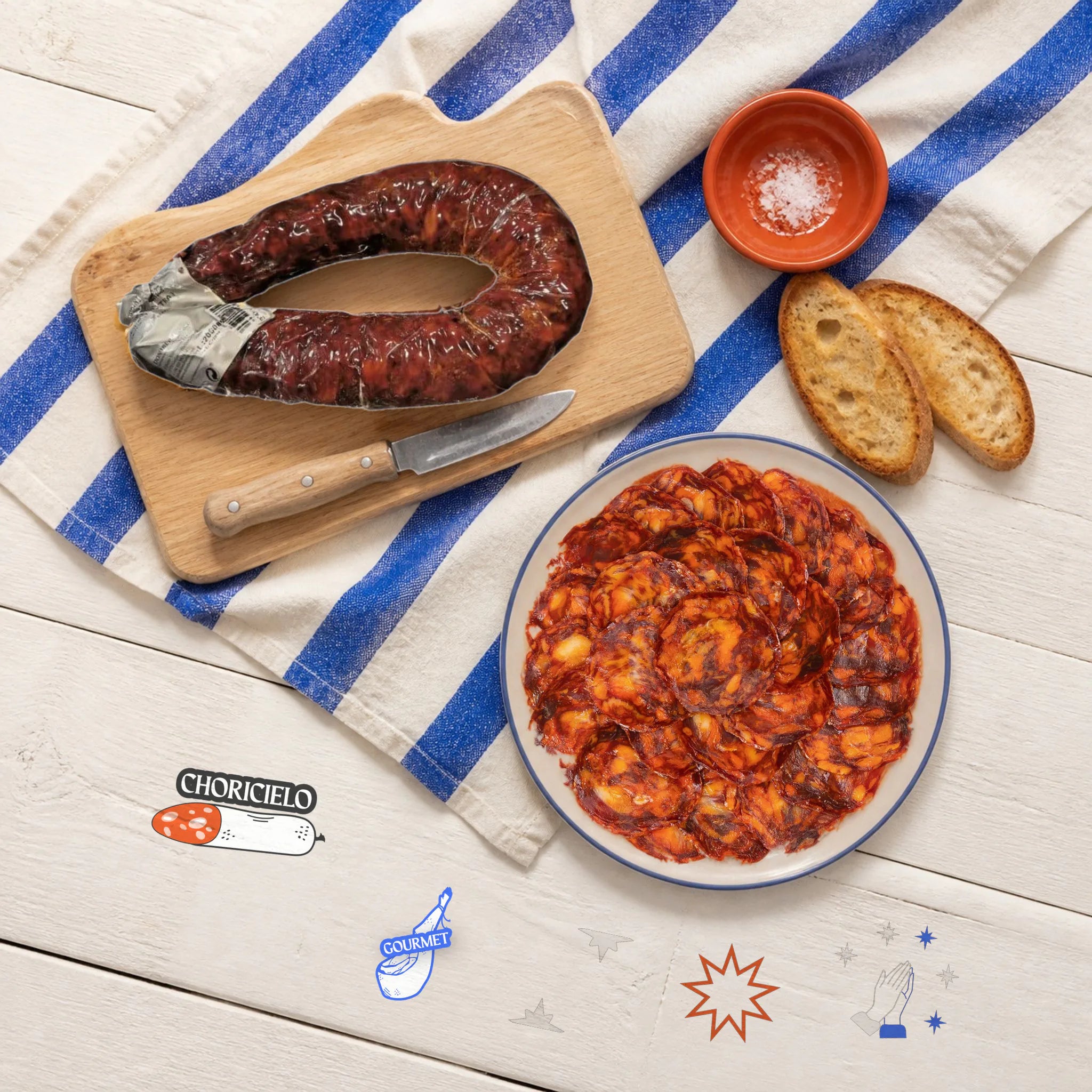 Longaniza Ibérica Chorizo de Bellota (200-250 gramos) – vista desde arriba: la longaniza en su tablita junto a un plato recién cortado