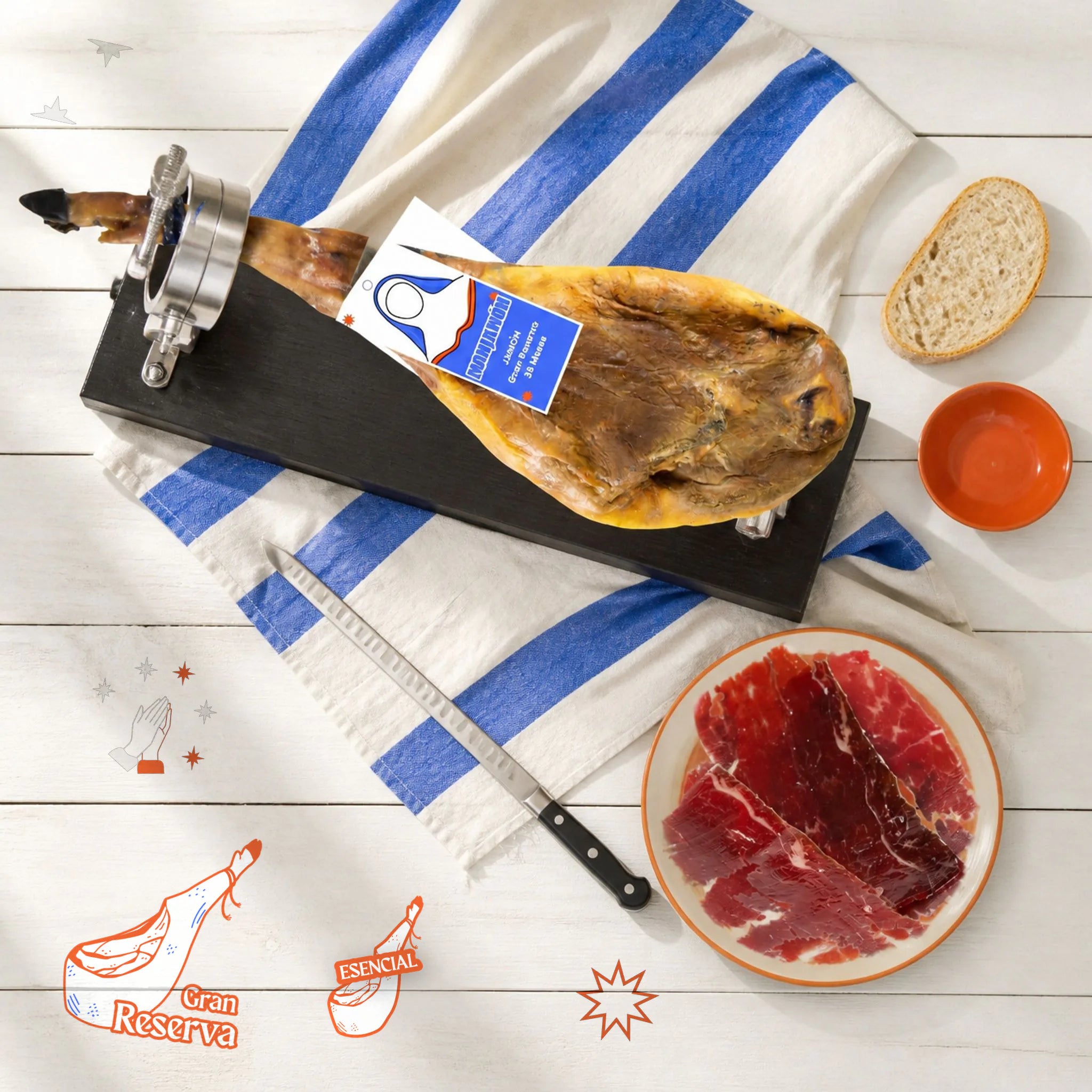 Jamón Gran Reserva +36 meses · Pieza grande XL 8-8.5kg – vista desde arriba: el jamón en su jamonero junto a un plato de jamón cortado a cuchillo