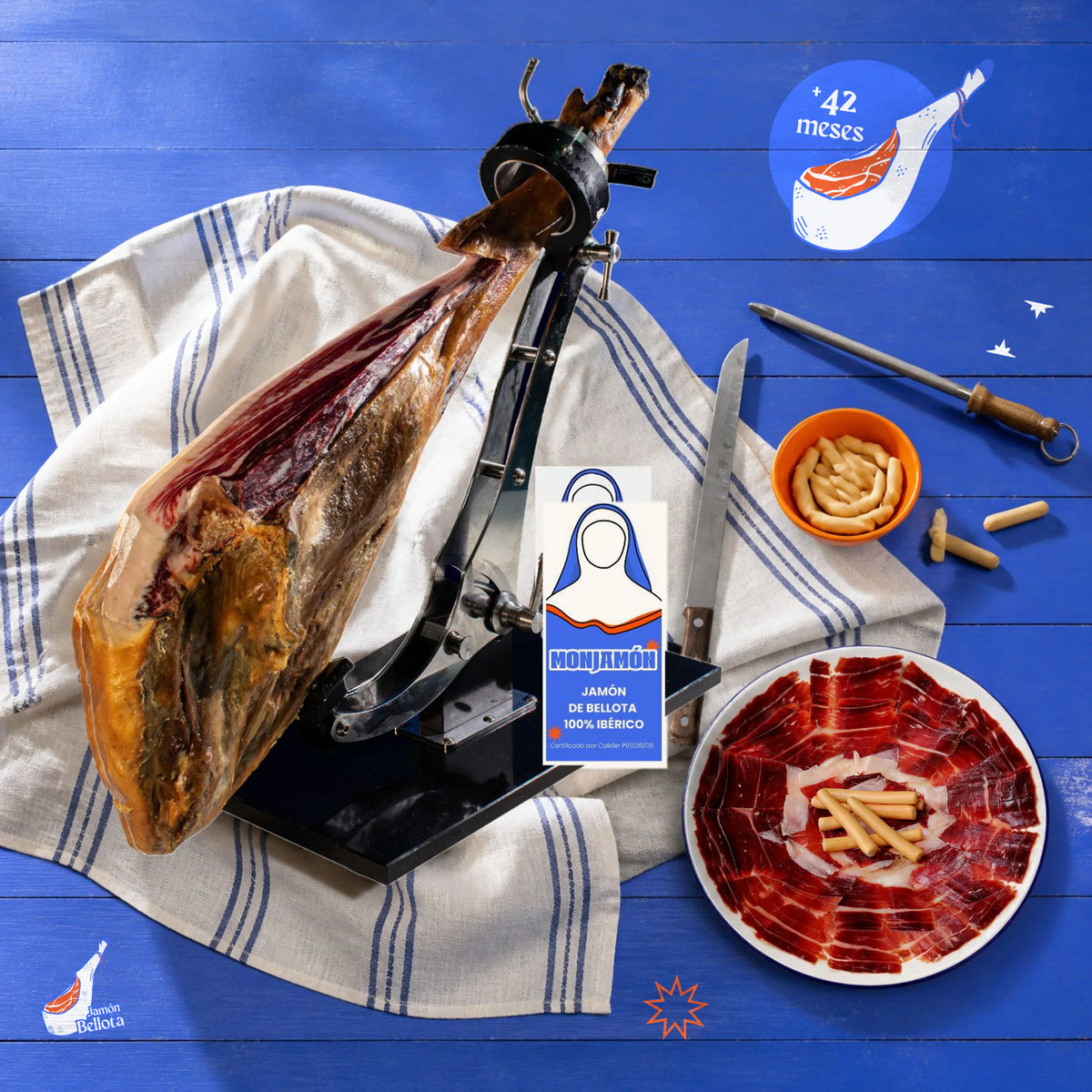 Jamón de Bellota 100% Ibérico +42 Meses · Certificado BRIDA NEGRA · Pieza grande 7-7,5kg – vista desde arriba: el jamón en su jamonero junto a un plato de jamón cortado a cuchillo
