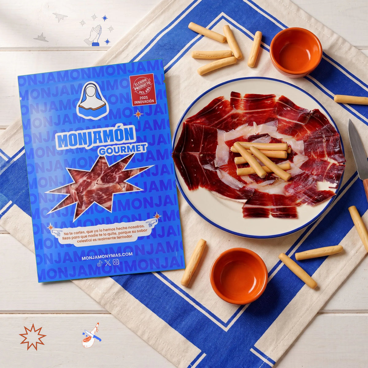 [Pack descuento] Sobres Jamón de Bellota 100% Ibérico +42 Meses · Loncheado a Cuchillo – vista desde arriba: el sobre de jamón junto a un plato de jamón cortado a cuchillo con picos