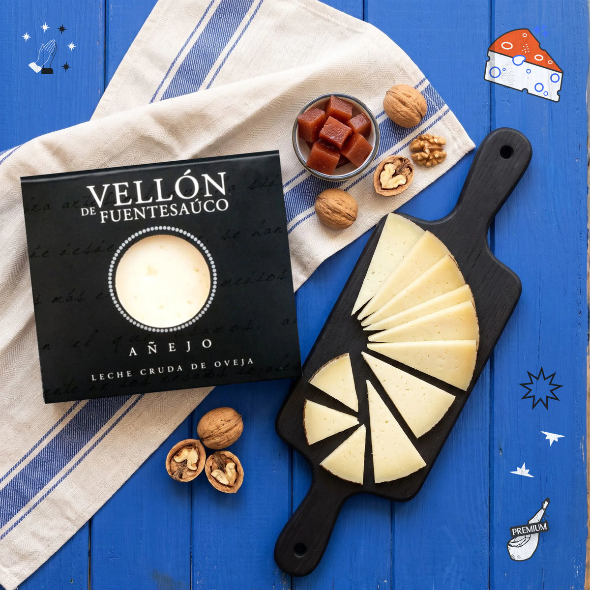 Queso Zamorano DOP de oveja · Cuña 250 g – vista desde arriba: la cuña de queso Zamorano en su caja junto a una tabla de queso cortado, membrillo y nueces