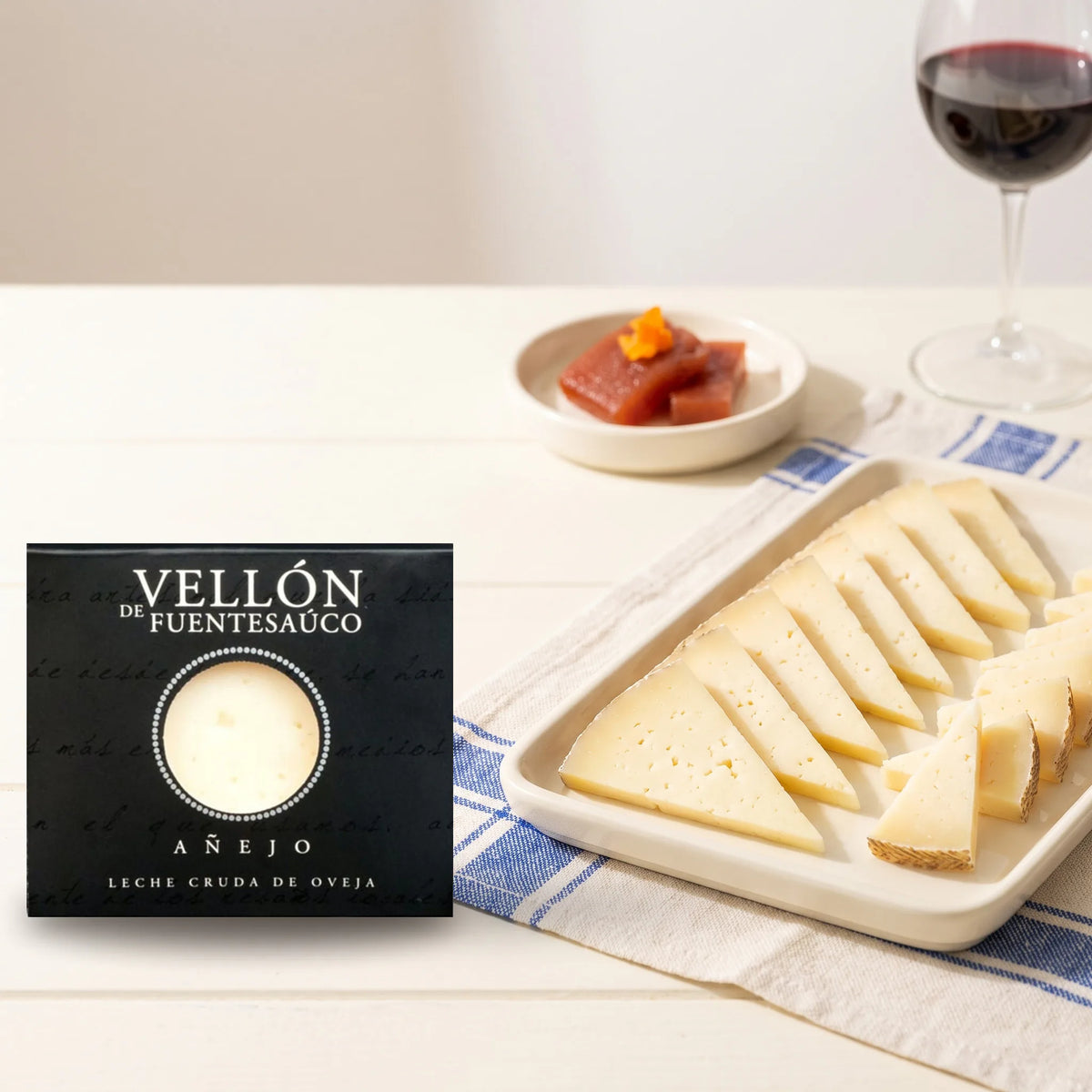 Queso Zamorano DOP de oveja · Cuña 250 g – un plato de queso Zamorano recién cortado con membrillo, con la cuña al lado