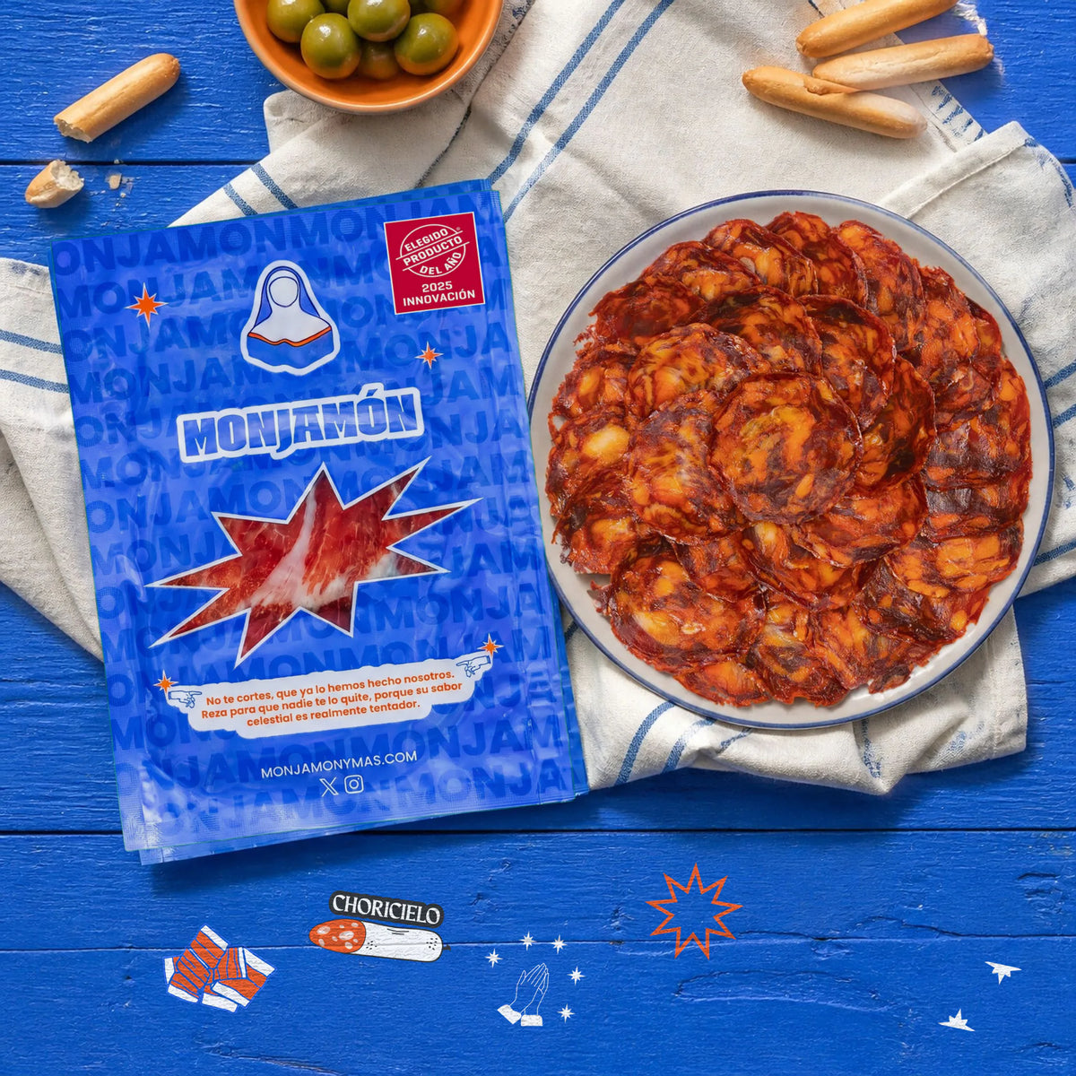 Sobre 50gr Choricielo · Chorizo 100% ibérico de bellota – vista desde arriba: una ración de Choricielo loncheado en un plato pequeño, con el sobre al lado