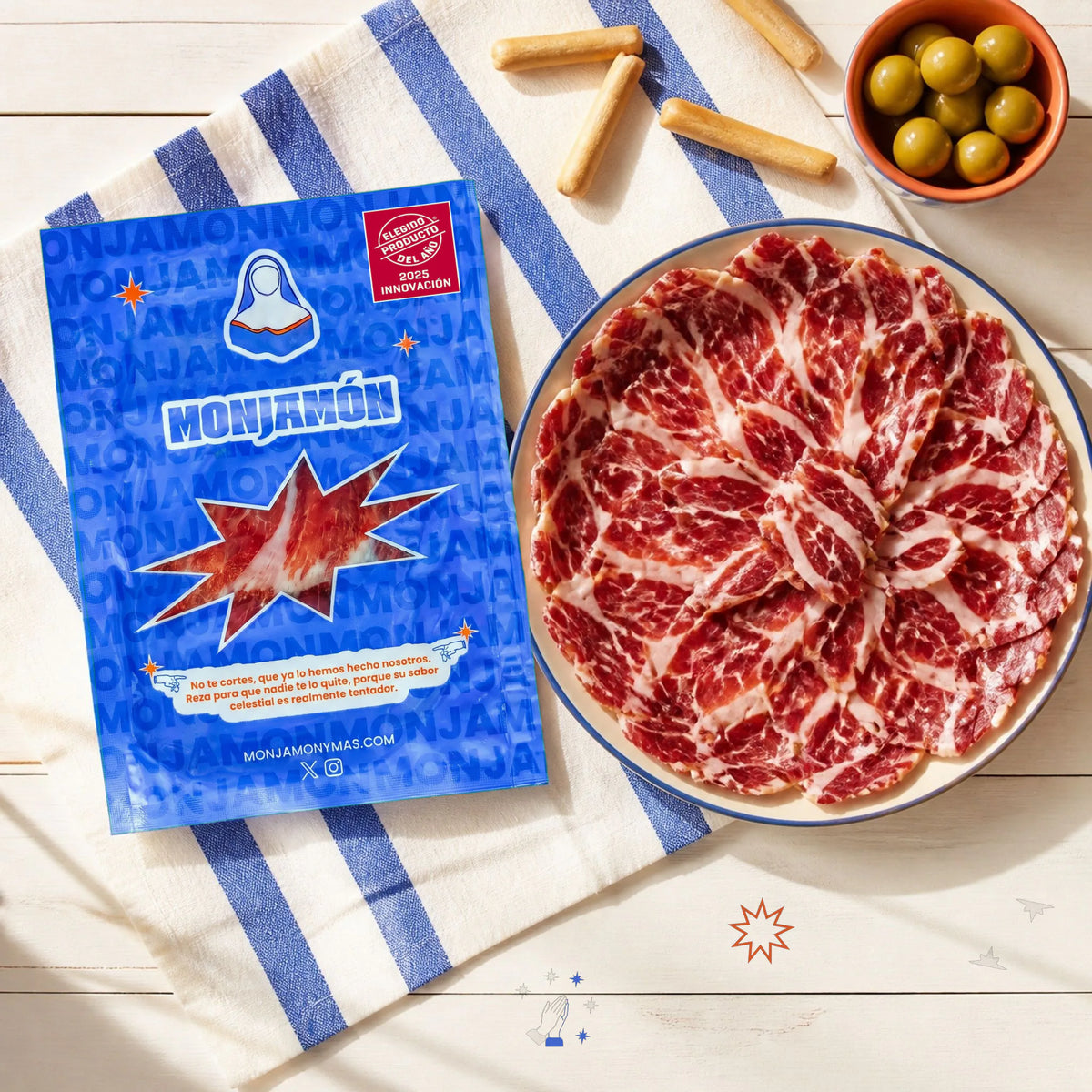 Sobre 50gr Divina Coppa de Bellota 100% Ibérica – vista desde arriba: una ración de Divina Coppa de bellota 100 % ibérica loncheado en un plato pequeño, con el sobre al lado