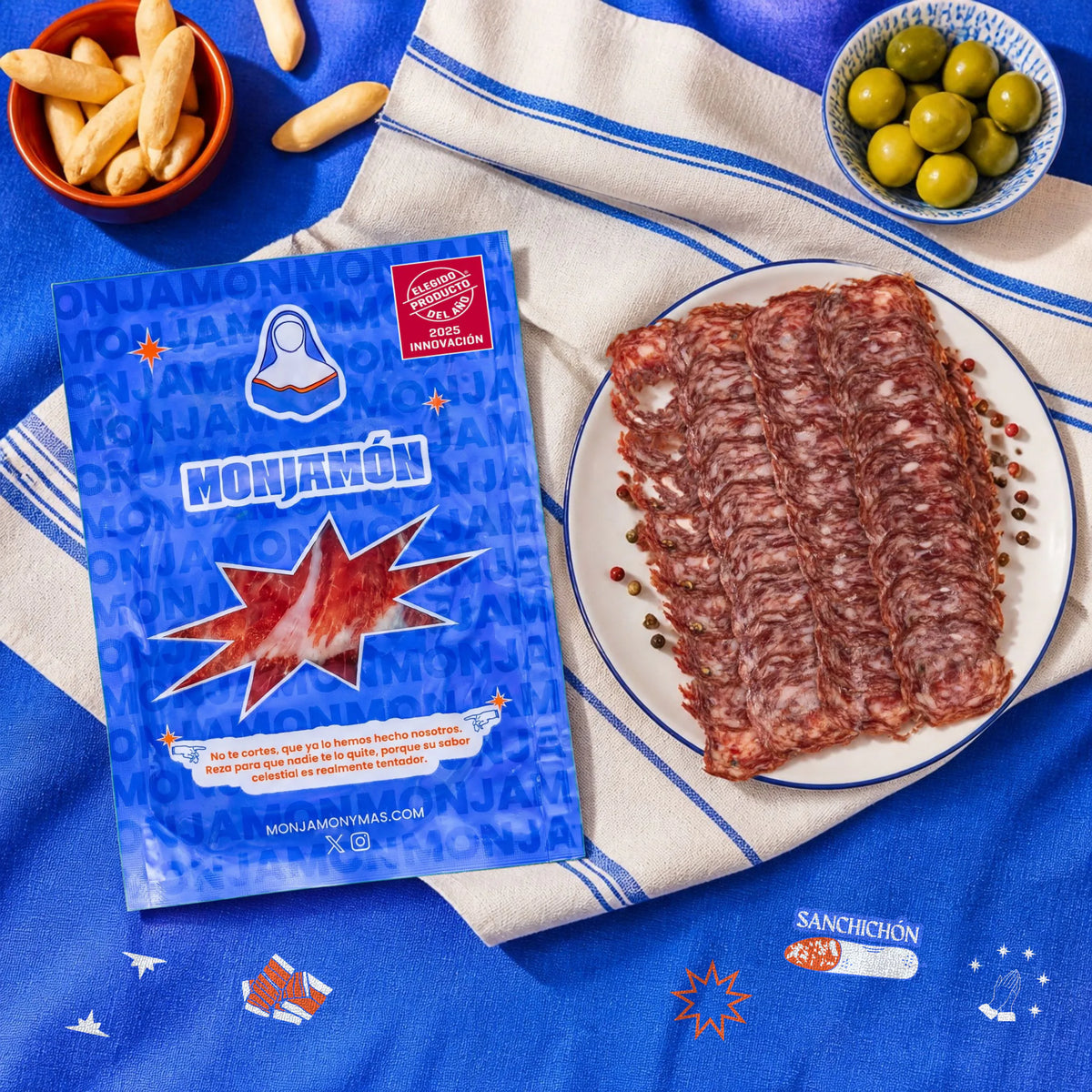 Sobre 50gr San chichón · Salchichón de Bellota 100% Ibérico – vista desde arriba: una ración de San Chichón loncheado en un plato pequeño, con el sobre al lado
