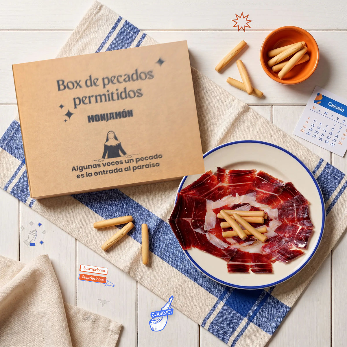 Monjamón Plus - Suscripción a Jamón Ibérico y más · Desde 55 € – vista desde arriba: la caja de la suscripción junto a un plato de jamón cortado con picos