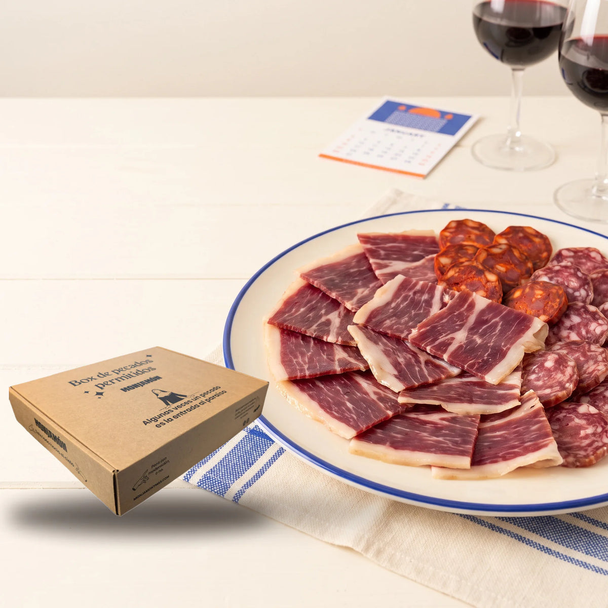 Monjamón Plus - Suscripción a Jamón Ibérico y más · Desde 55 € – la caja de la suscripción junto a un plato de jamón y embutido